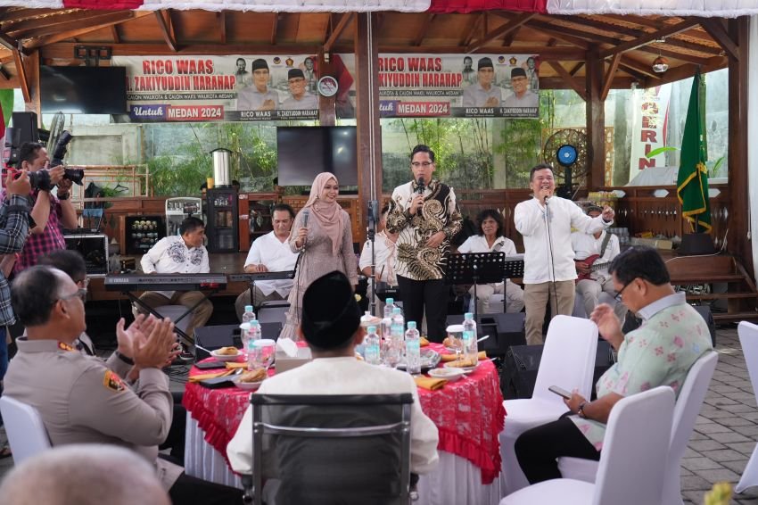 Rico Waas Dendangkan Dua Buah Lagu di Open House Pasangannya