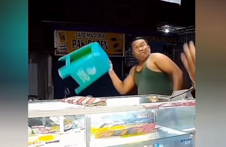 Tak Dikasi Minta Saldo Ewallet, Seorang Preman Aniaya Penjaga Konter