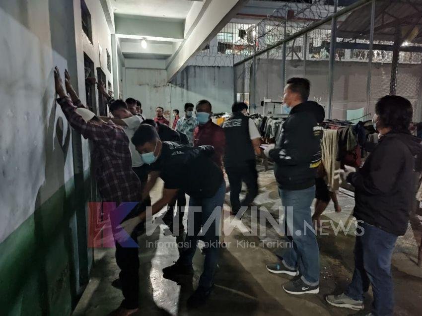 Tim Gabungan Gelar Razia Hunian Lapas Kelas IIB