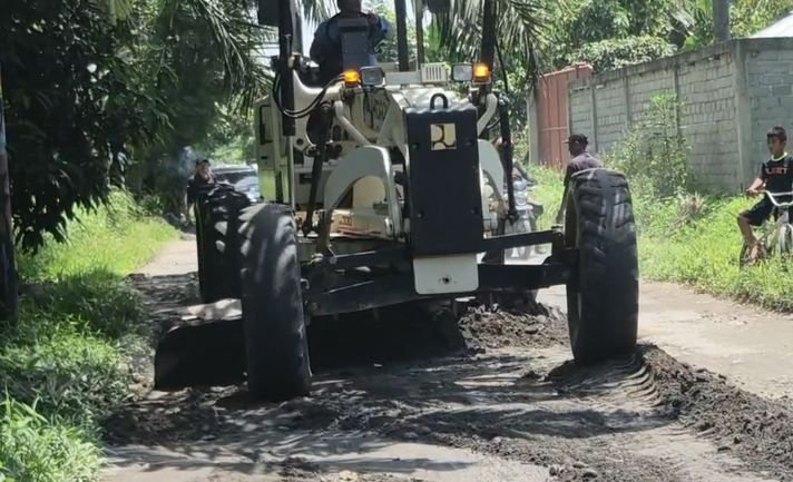 Tak Kunjung ada Perbaikan, Warga Bersama Ormas Perbaiki Jalan Rusak
