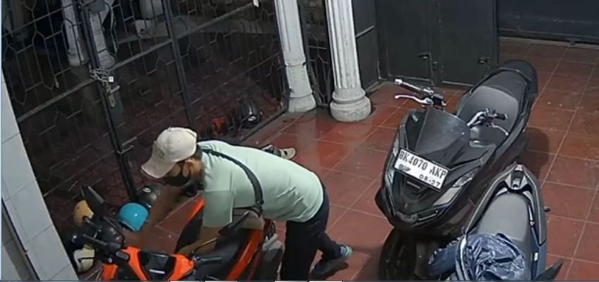 Aksi Seorang Residivis Mencuri Belasan Sepeda Motor Terekam Cctv