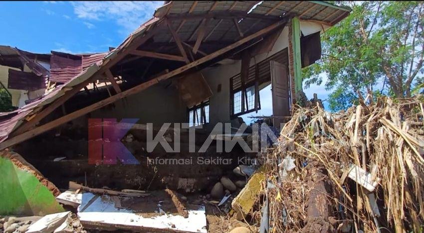 Bangunan Rusak Diterjang Banjir,  Siswa di Padangsidimpuan Numpang Ujian