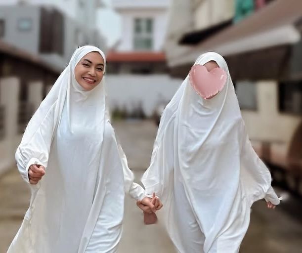 Denada Tunaikan Nazar Ajak Anak ke Ka'bah