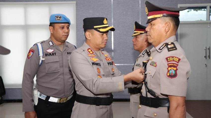 Kapolres Tapteng Pimpin Upacara Sertijab Kabag Ops
