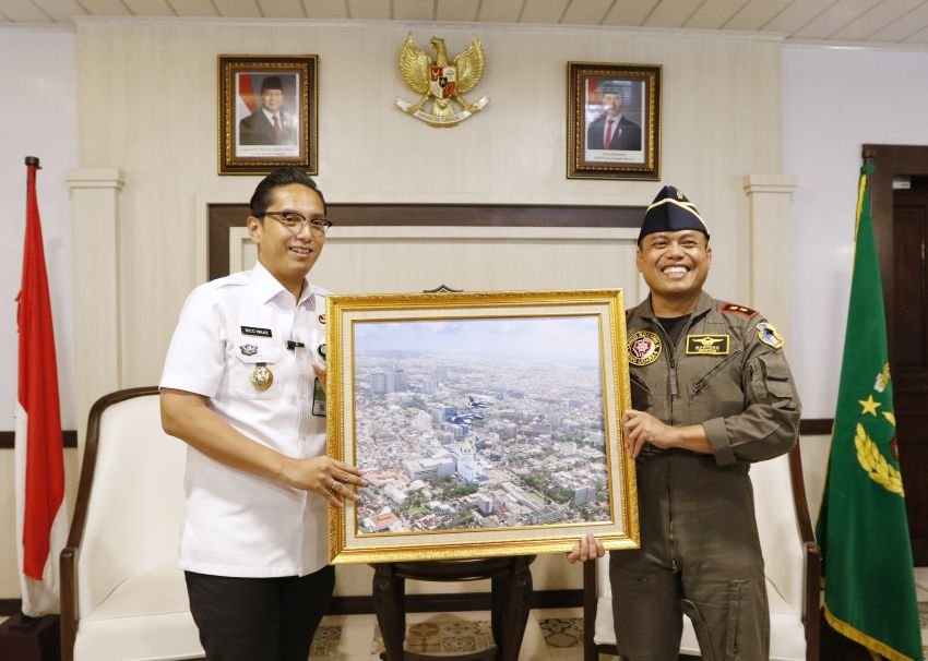 Wali Kota Medan Terima Foto Indah dari TNI AU