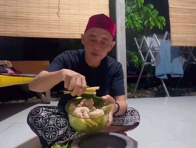 Efek Food Vlogger, Warung Makan Pecat Sembilan Pegawai