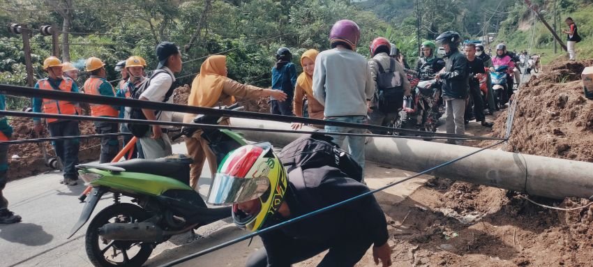 Longsor di Padangsidimpuan Tumbangkan Tiang Listrik, Jalinsum Lumpuh Total