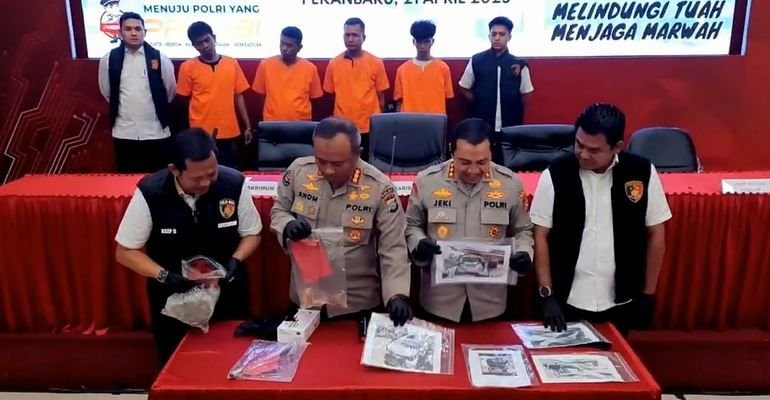 Aksi Brutal Debt Collector di Kantor Polisi Pekanbaru Viral di Medsos