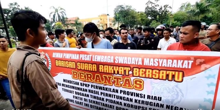Ratusan Orang Demo di BPKP Riau, Usut Skandal Perjalanan Dinas Fiktif Rp136 Miliar