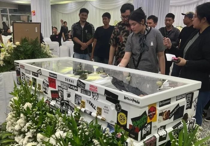Dimakamkan di San Diego Hills, Peti  Ricky Siahaan Penuh Stiker Musisi