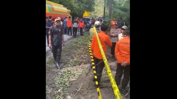 Minibus Pemandu Mobil Jenazah Terjun ke Sungai di Pakpak Bharat 3 Orang Hilang