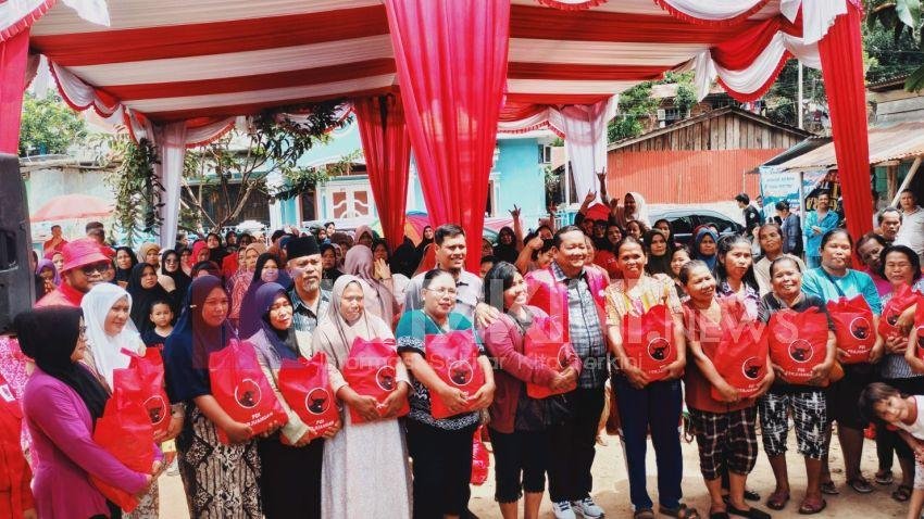 Rapidin Simbolon Salurkan Seribu Paket Bahan Pokok ke Korban Banjir Padangsidimpuan