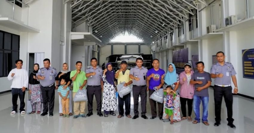 Hari Bakti Pemasyarakatan ke-61, Lapas Narkotika Langkat Salurkan Sembako ke Masyarakat