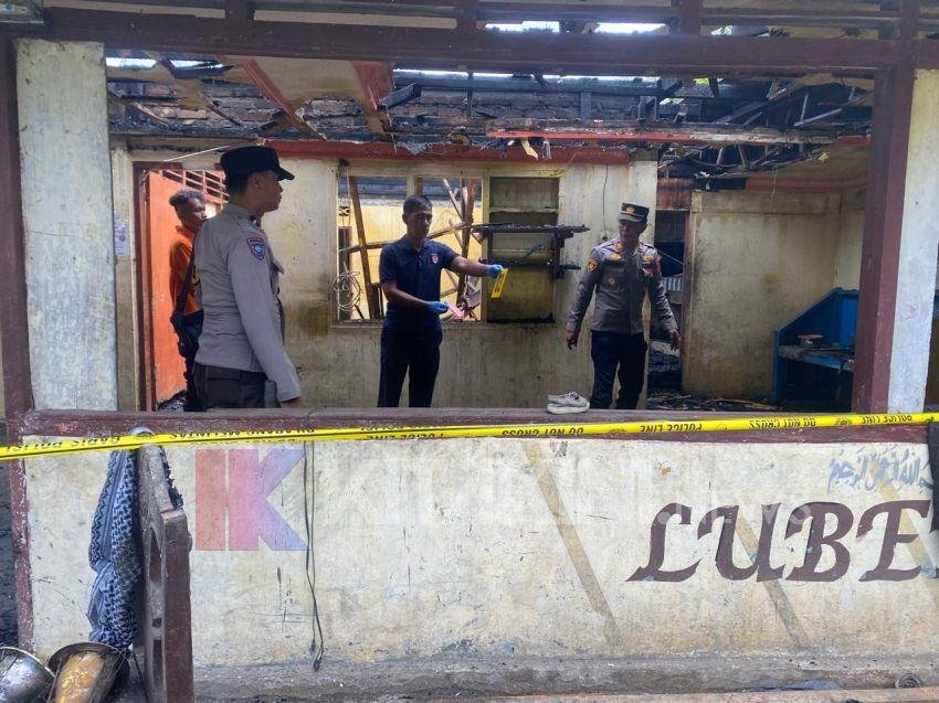 Polsek Sorkam Olah TKP Kebakaran Rumah Makan Bukit Kayangan