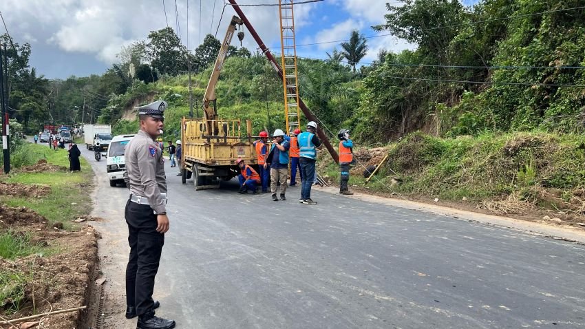 Jalinsum Padangsidimpuan-Medan Kembali Dibuka Setelah Lumpuh Total Akibat Tiang Listrik Tumbang