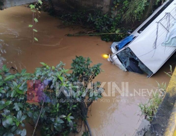 Satu Unit Mobil Minibus Terjun di Aek Nabara Barumun