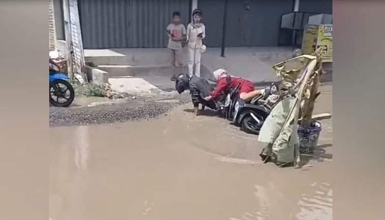 Viral Jalan Berlubang Terendam di Sunggal, Sebabkan Pengendara Terjatuh