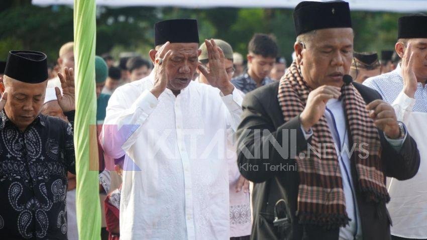 Bupati Langkat Syah Afandin Sholat Idulfitri Bersama Ratusan Umat di Alun-Alun Stabat