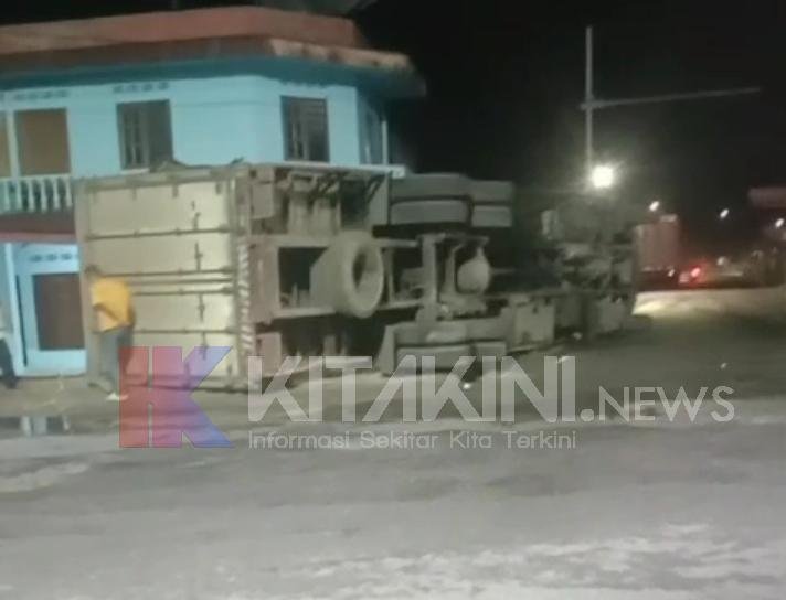 Sopir Lalai, Truk Bermuatan Sayur Terbalik di Simpang Dua Siantar