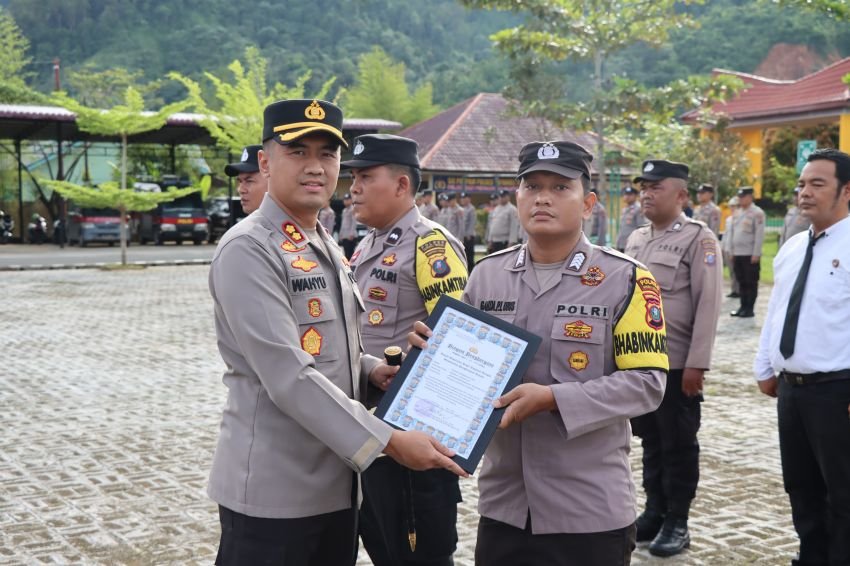 Penghargaan Anggota Berprestasi, Kapolres Tapteng Ajak Personel Beri Contoh Baik