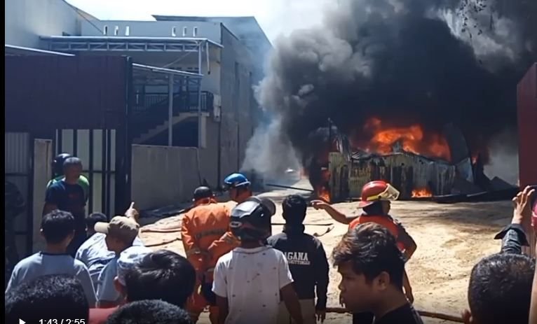 Gudang Penyimpanan Minyak Terbakar, Sempat Terdengar Ledakan