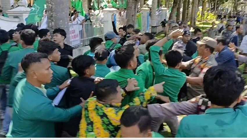 Aksi Ratusan Kader Alwashliyah Ricuh, Pagar Kantor Bupati Deliserdang Tumbang