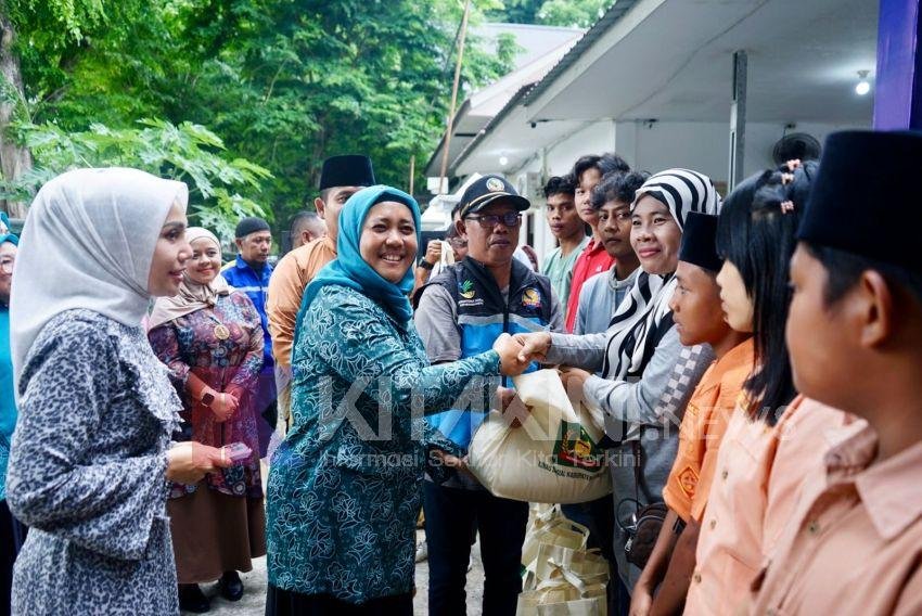 Ny Endang Syah Afandin Serahkan Bantuan untuk Penyandang Disabilitas: Dorong Semangat