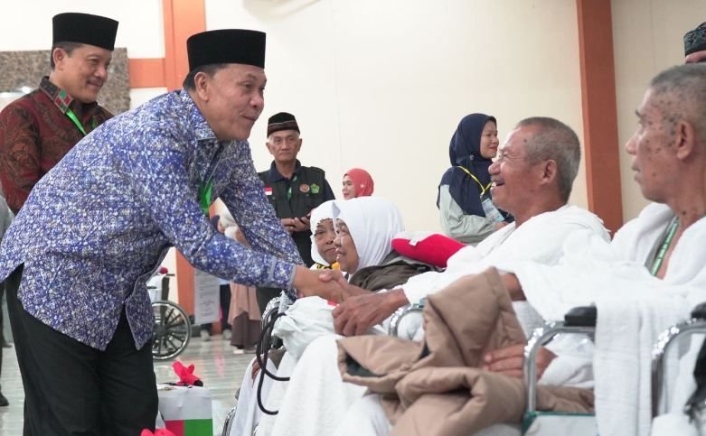 Kloter 17 Dilepas, Jemaah Calhaj Diminta Saling Menolong