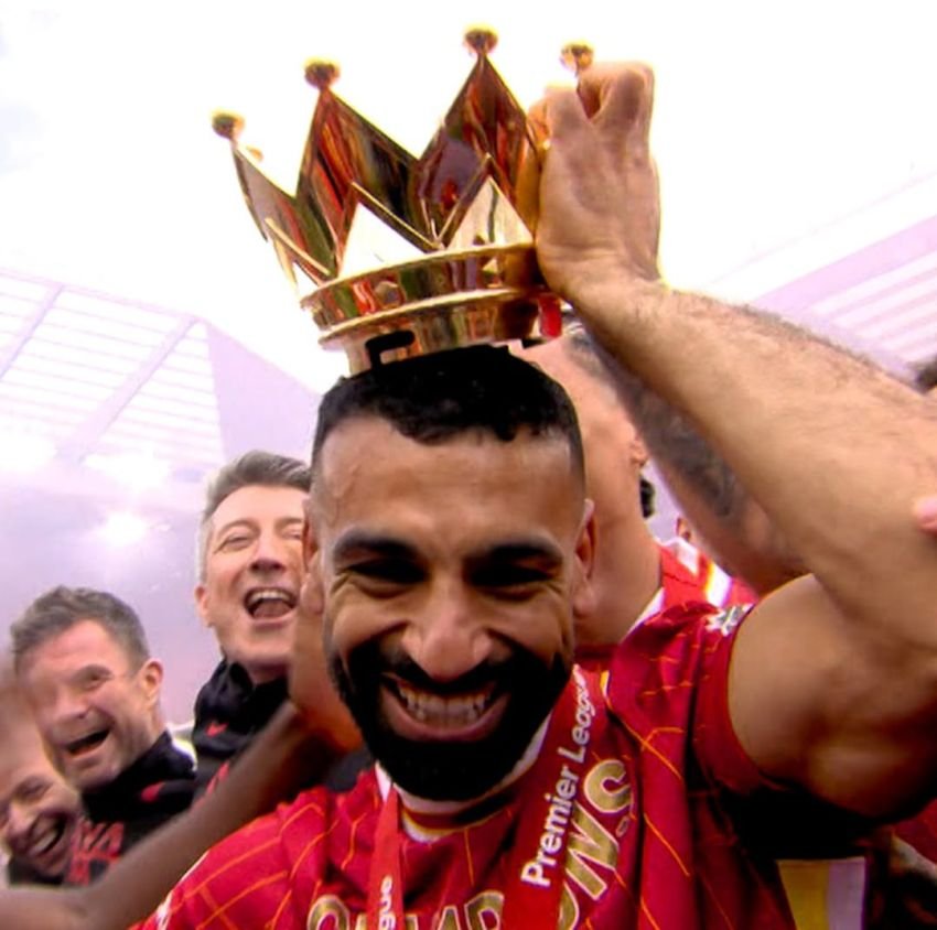 Slot dan Salah Emosional Usai Liverpool Kunci Gelar Liga Inggris di Anfield