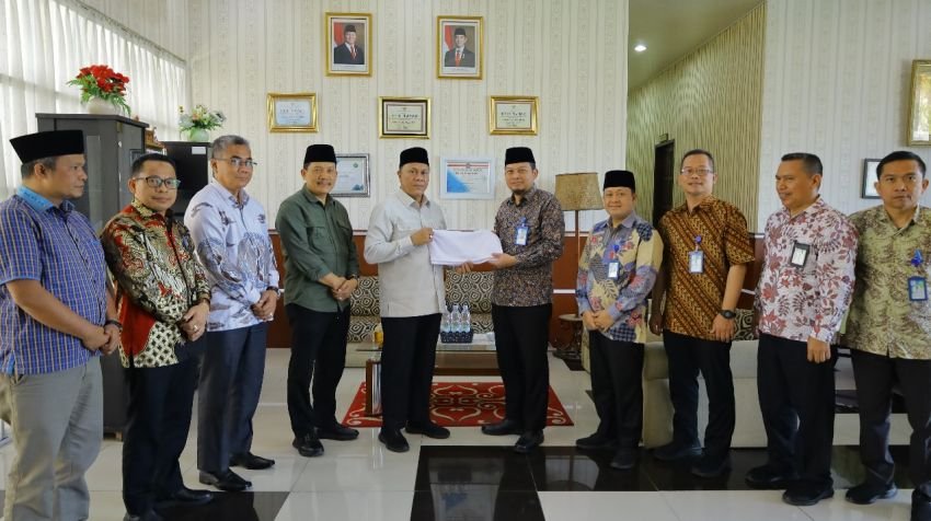 Tirtanadi Serahkan 8.328 Handuk Untuk Jamaah Haji Embarkasi Medan