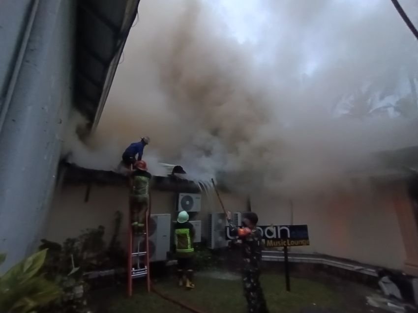 Diduga Korsleting Listrik Penyebab Kafe Urban di Kompleks Hotel Danau Toba Terbakar