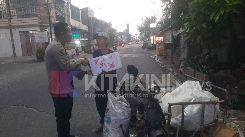Sambut HUT Bhayangkara, Kapolsek Siantar Timur Bagi Sembako ke Masyarakat