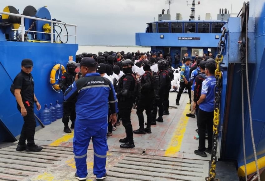 Brimob Kawal Ketat Pemindahan 100 Napi Risiko Tinggi Asal Sumut Ke Nusakambangan