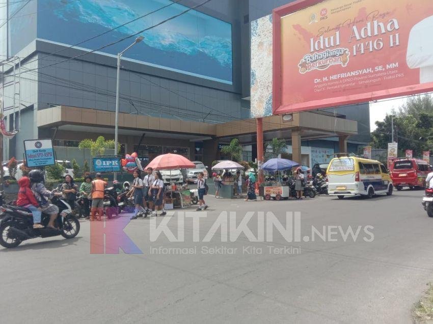 Parkir Depan Mall Suzuya Merdeka Siantar Diduga Jadi Lahan Pungli