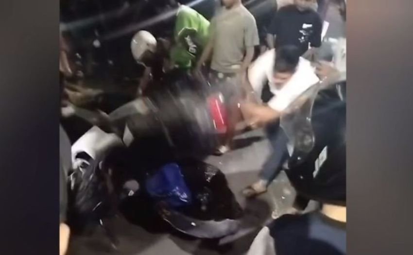 Warga di Medan Barat Hajar Begal Hingga Babak Belur, Motornya Dibakar