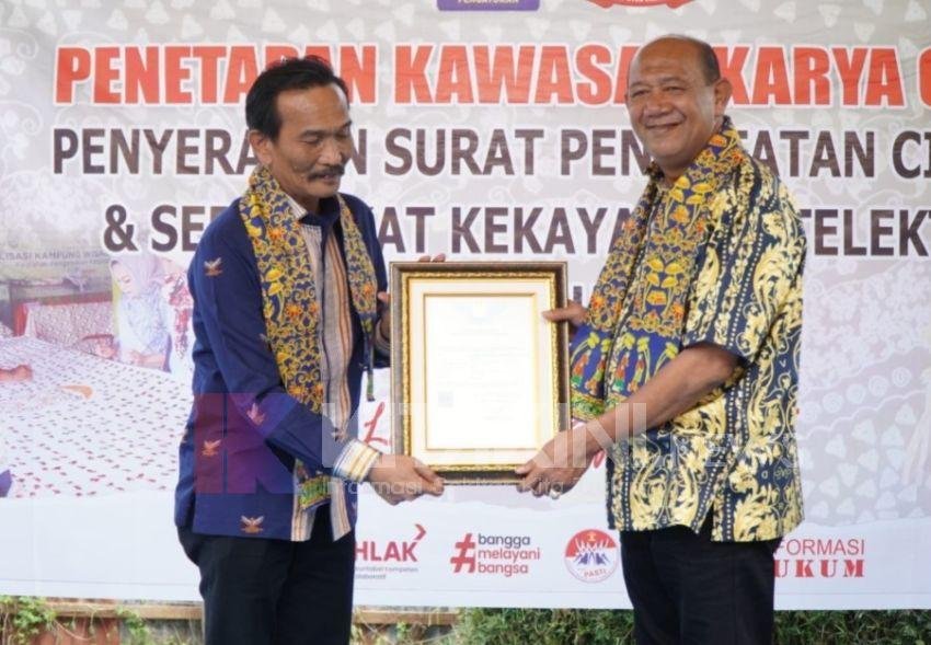 Syah Afandin Terima Sertifikat KIK, Kukuhkan Kampung Batik Brandan