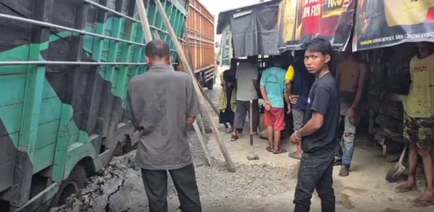 Jalan Baru Diaspal Jeblos Dilewati Truk Over Tonase