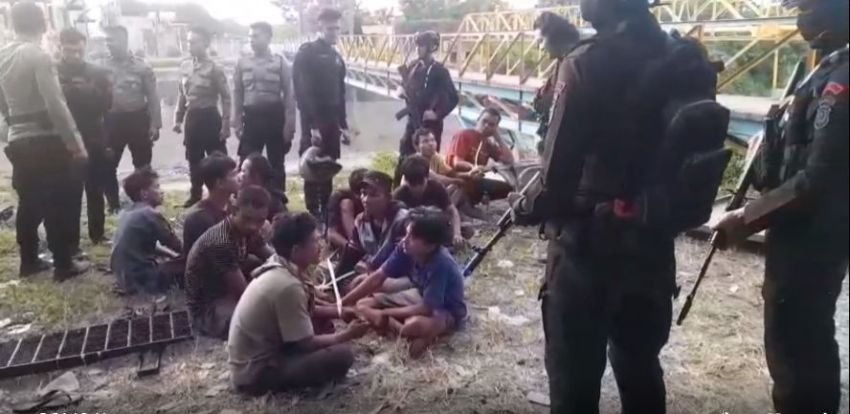 Viral Brimob Bersenjata Lengkap, Tangkap Pelaku Penjarahan Besi Pabrik di Medan Deli