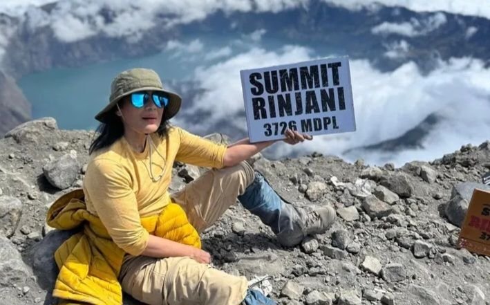 Lewati Tempat Turis Brasil Jatuh, Atiek CB Taklukkan Rinjani