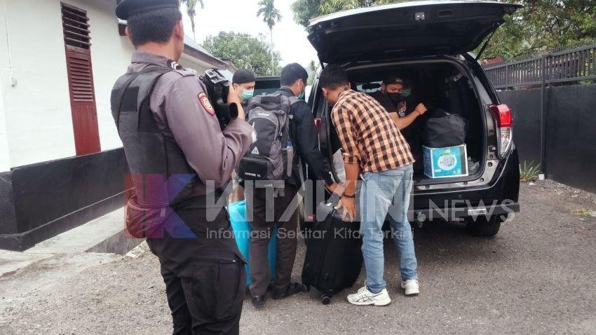 KPK Angkut 2 Koper dan Satu Laptop Dari Kantor PT DNG Padangsidimpuan