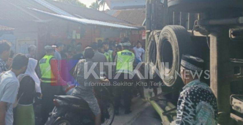 Rem Blong, Truk Beras Tabrak Dua Mobil di Tapsel