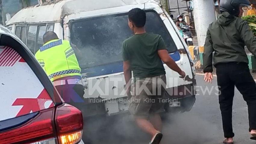 Aksi Nyata Kasatlantas Padangsidimpuan Dorong Mobil Mogok Hingga Bermandi Asap