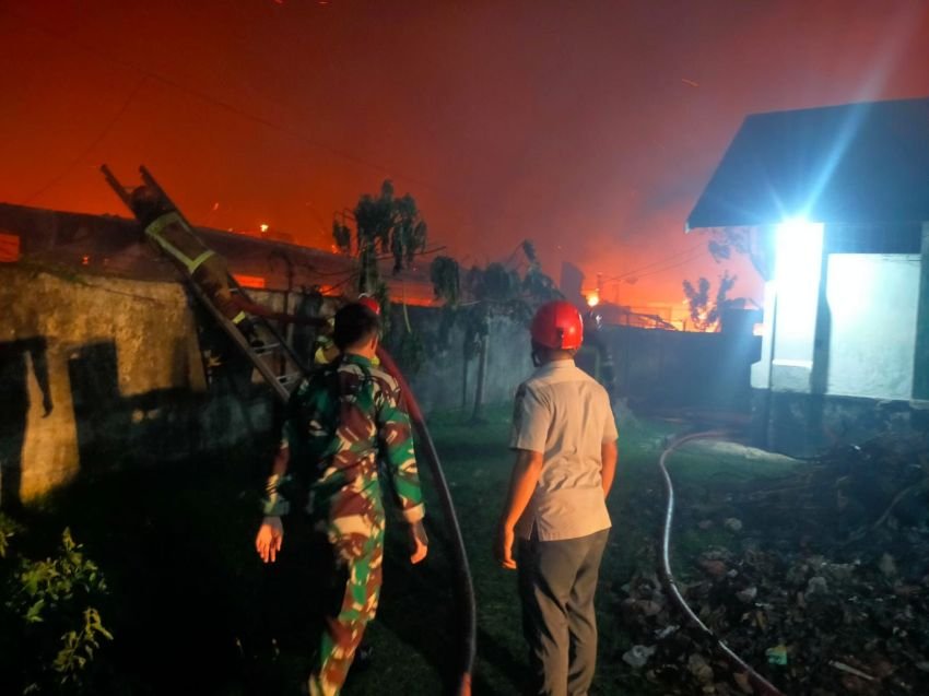 Kebakaran Hebat Luluhlantakkan 29 Rumah di Kesawan, Medan Barat