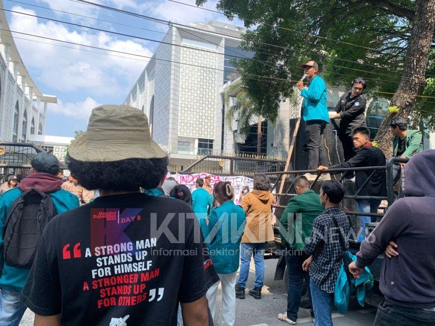 &lsquo;Indonesia Cemas&rsquo;, BEM SI Geruduk DPRD Sumut
