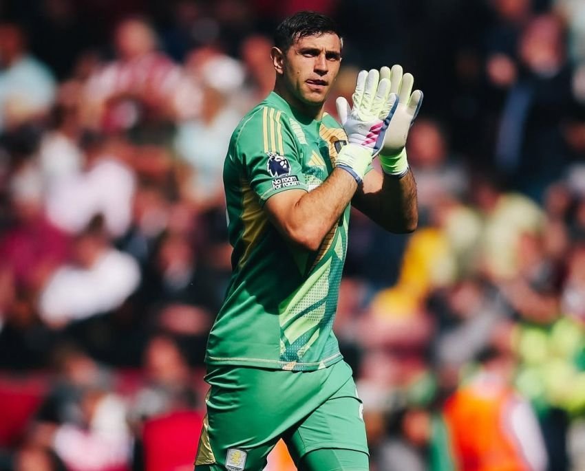 Emi Mart&iacute;nez Jadi Target Serius Manchester United, Negosiasi dengan Aston Villa Dimulai