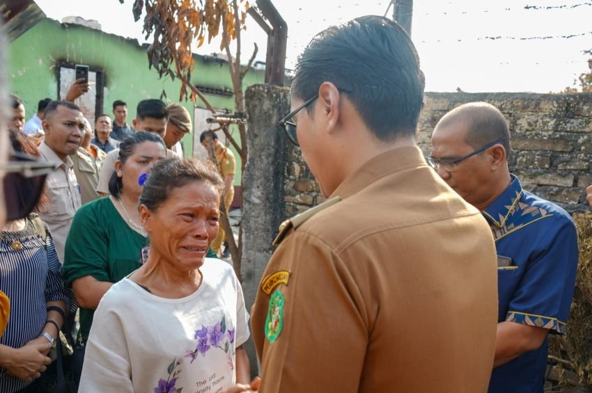 Tinjau Korban Kebakaran Putri Hijau, Rico Waas Berikan Bantuan dan Pesan Penting