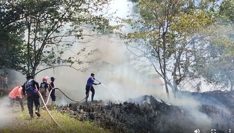 Kebakaran Lahan Menjalar ke Komplek Kantor DPRD Kabupaten Limapuluh Kota