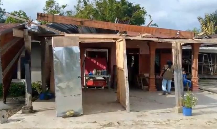 Puting Beliung Rusak 19 Rumah di Dairi, Warga Panik