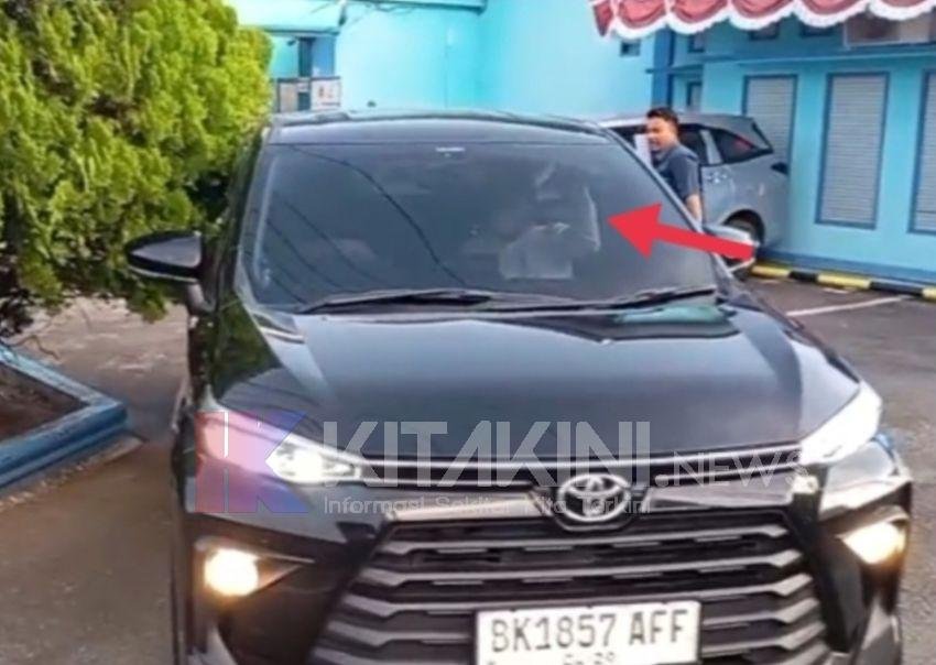 Hindari Kamera Wartawan, Letnan Dalimunthe Gunakan Masker Masuk ke Mobil