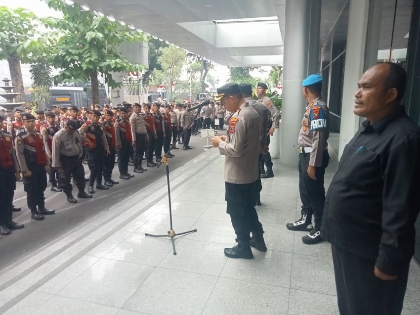 Sekelompok Remaja Lempar Bom Molotov ke Arah Gerbang DPRD Sumut